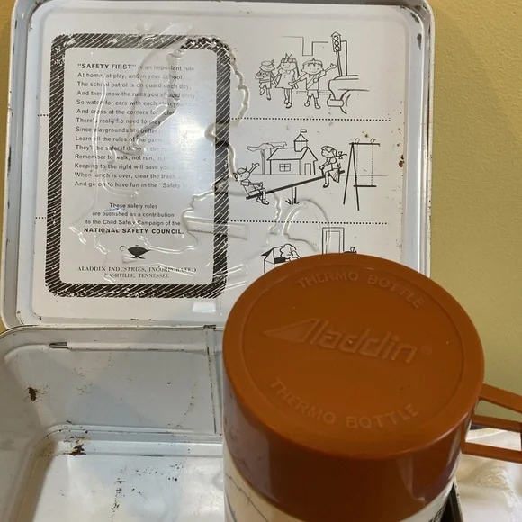 Throwback to 70’s school days with a Holly Hobbie lunchbox set by Aladdin. - Picture 7 of 9